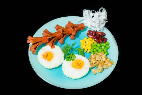 Spiegeleier Mit Würstchen Frühstück Grillwürste Bohnen Mais Und Erbsen Dill — Stockfoto