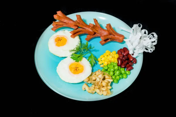 Spiegeleier Mit Würstchen Frühstück Grillwürste Bohnen Mais Und Erbsen Dill — Stockfoto