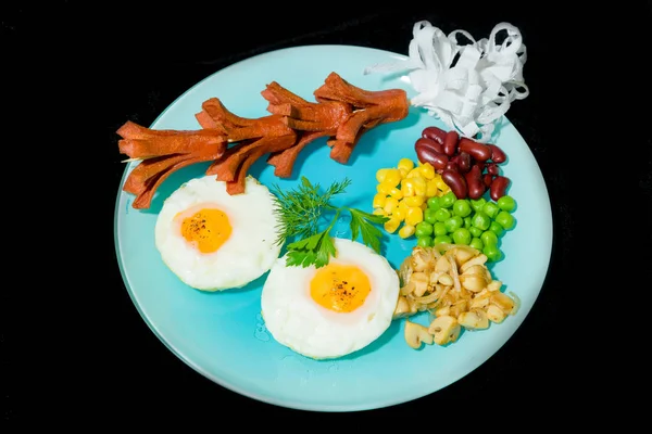 香肠炒鸡蛋 烤香肠 玉米和豌豆 迪勒和欧芹 早餐菜单 在蓝色盘子上供应菜肴 — 图库照片