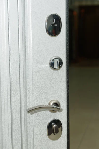흰색입니다 조각입니다 디자인입니다 구멍입니다 핸들입니다 반대로 기갑된 문입니다 문입니다 디자인입니다 — 스톡 사진