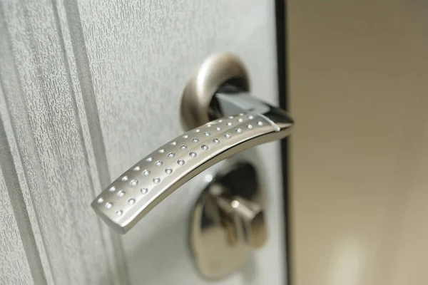 Die Tür Ist Weiß Holzschnitzerei Innenschlosskonstruktion Schlüsselloch Türgriff Aus Metall — Stockfoto