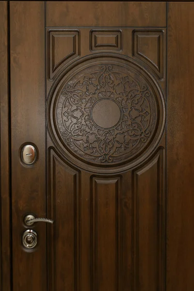 ドアは木でおおわれ 木彫り 内部ロック デザイン 金属製のドアのハンドル 反強盗装甲ドア 金属製のドア ドアのデザイン のぞき穴 — ストック写真