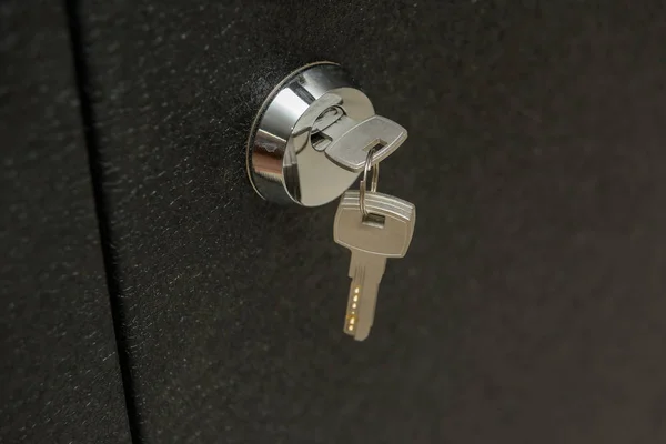 内部锁设计 钥匙孔里的钥匙金属门把手 防盗装甲门 金属门 门的设计 — 图库照片