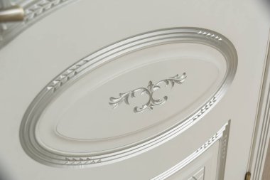Kapı beyaz boyalı. Ahşap oyma. Metal kapı kolu. Anti-hırsız zırhlı kapı. Metal iç kapılar. Kapı tasarımı. İç.