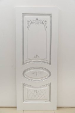 Kapı beyaz boyalı. Ahşap oyma. Metal kapı kolu. Anti-hırsız zırhlı kapı. Metal iç kapılar. Kapı tasarımı. İç.