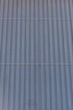 Oluklu alüminyum. Dış cephe alüminyum bitirmek. Alışveriş Merkezi. Gece aydınlatma için ampuller. Metal paneller için kaplama. Havalandırılmış cephe. Sarı aluminyum panel.