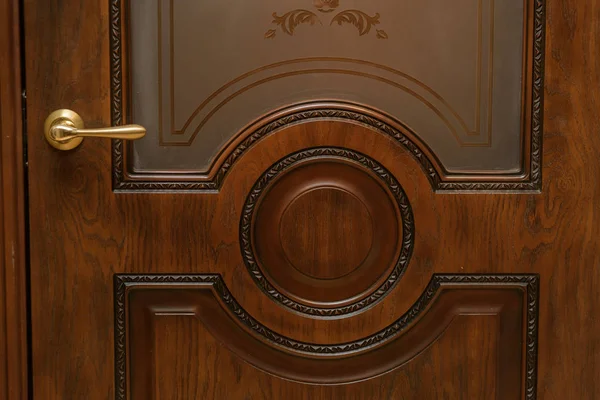 Деревянная Дверь Резьба Дереву Пятна Стекла Узорами Металлическая Дверная Ручка — стоковое фото