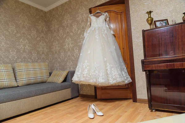 드레스에 나무로 문입니다 신발입니다 수수료의 결혼식 인테리어입니다 피아노입니다 신부의 — 스톡 사진
