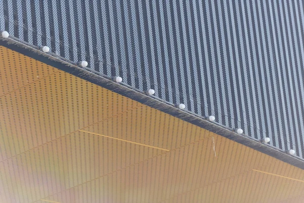 알루미늄입니다 알루미늄 마무리 센터입니다 조명에 전구입니다 패널입니다 통풍이 노란색 알루미늄 — 스톡 사진