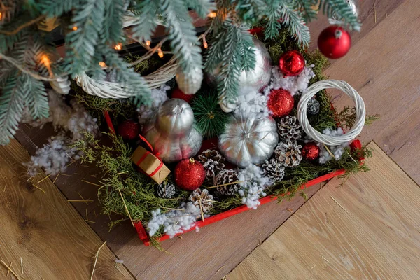 新年の装飾 クリスマス ガーランドと見掛け倒しにクリスマス ツリーが飾られています 赤いクリスマス ボール おもちゃ付きボックスします クリスマス フォト ゾーン — ストック写真