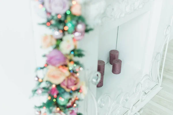 Kerst Decor Krans Met Kerstballen Ingericht Interieur Kaarsen Roze Foto — Stockfoto