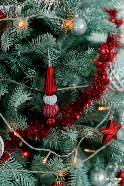 Nowy Rok Wystrój Boże Narodzenie Choinki Ozdobione Garland Świecidełek Czerwone — Zdjęcie stockowe