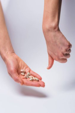 Cud el renk. Dizlike el hareketi. Sakız. Mutfak ürün. Cud çiğne. Kullanılan ürün. Sakız çiğnemiş. Zaten çiğnedi. Yenmez elastik temel.