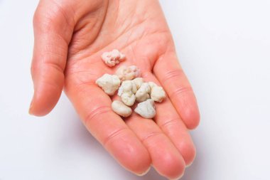 Çok renkli sakız adamın elinde. Sakız. Mutfak ürün. Sakız çiğnemek. Kullanılan ürün. Sakız çiğnemiş. Zaten çiğnenmiş. Yenmez elastik temel.