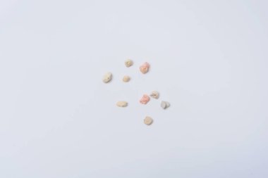 Beyaz bir arka plan üzerinde renkli sakız. Sakız. Mutfak ürün. Cud çiğneme. Kullanılan ürün. Sakız çiğnemiş. Zaten çiğnedi. Yenmez elastik temel.