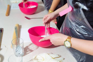 Hamur yoğurma. Kadının elleri. Yemek. Ana sınıfı. Hamur pişirme. Manikür. Hamur yoğurmak. Önlük. Hamur elinde.