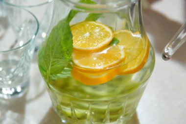 Portakal ve nane ile limonata, cam Decanter. Meşrubat. Limonata için cam gözlük.