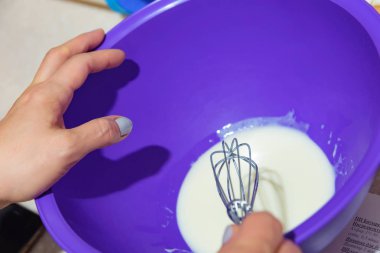 Hamur yoğurma. Kadının elleri. Yemek. Ana sınıfı. Hamur pişirme. Manikür. Hamur yoğurmak. Önlük. Hamur elinde.