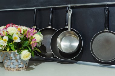 Taze çiçekler buket. İç. Mutfak eşyaları. Griddles. Mutfak masasında. Buket mutfak masasında.