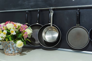 Taze çiçekler buket. İç. Mutfak eşyaları. Griddles. Mutfak masasında. Buket mutfak masasında.