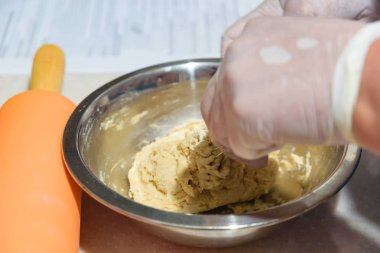 Hamur yoğurma. Kadının elleri. Yemek. Ana sınıfı. Hamur pişirme. Manikür. Hamur yoğurmak. Önlük. Hamur elinde.