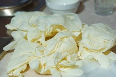 Beyaz lateks eldiven kullandı. Mutfakta hijyen. Latex eldiven masada yatan Cook.