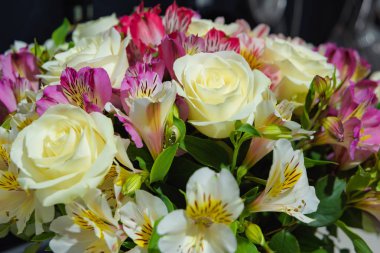 Taze buket çiçek. İç. Mutfakta olan Bouquet. Griddles. Bıçaklar. Mutfak eşyaları. Duvara karanlık.