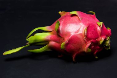 Egzotik meyve. Dragon meyve. Kırmızı pitaya. Tatlı pitahaya siyah bir arka plan. Dragon meyve kesme. Meyve yüzeyinde doku. Ejder Gözü.