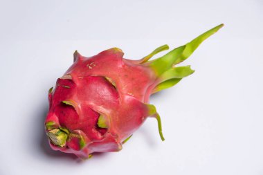 Egzotik meyve. Dragon meyve. Kırmızı pitaya. Tatlı pitahaya beyaz arka plan üzerinde. Dragon meyve kesme. Meyve yüzeyinde doku. Ejder Gözü.