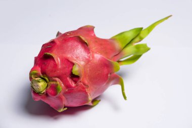 Egzotik meyve. Dragon meyve. Kırmızı pitaya. Tatlı pitahaya beyaz arka plan üzerinde. Dragon meyve kesme. Meyve yüzeyinde doku. Ejder Gözü.