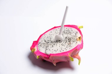 Egzotik meyve. Dragon meyve. Kırmızı pitaya. Pitahaya hamuru siyah tohumları ile. Tatlı pitaya beyaz arka plan üzerinde. Dragon meyve kesme. Pitaya beyaz eti ile. Pitaya plastik beyaz tekne.