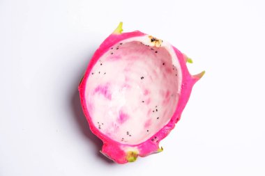Egzotik meyve. Dragon meyve. Kırmızı pitaya. Pitahaya hamuru siyah tohumları ile. Beyaz arka plan üzerinde tatlı patates. Dragon meyve kesme. Beyaz eti ile besleme. Yemek atıkları. Dragon meyve kabuğu.