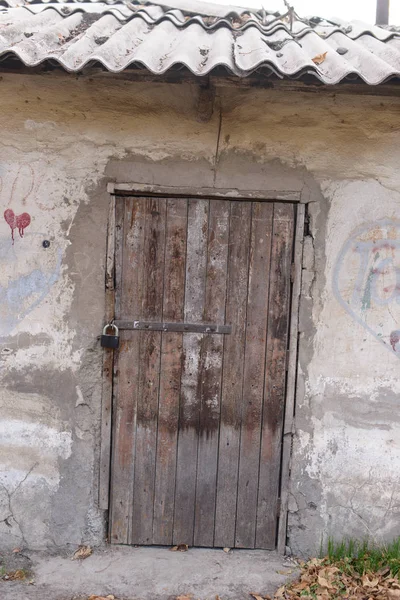 Vecchia Porta Legno Serratura Metallo Nero Sulla Porta Capannone Vecchio — Foto Stock