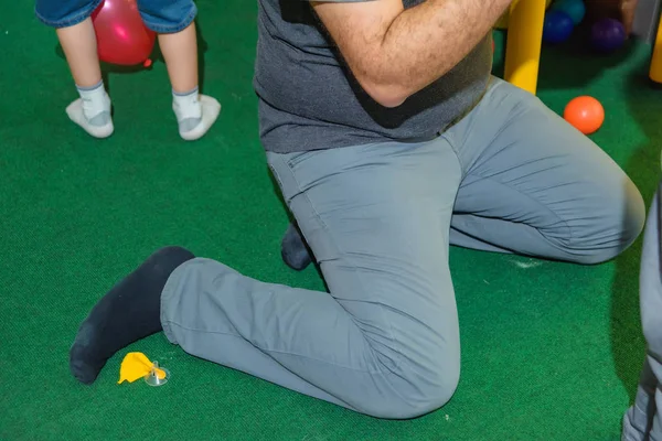 Man Gråa Kläder Leker Med Barn Lek Platsen Killen Den — Stockfoto