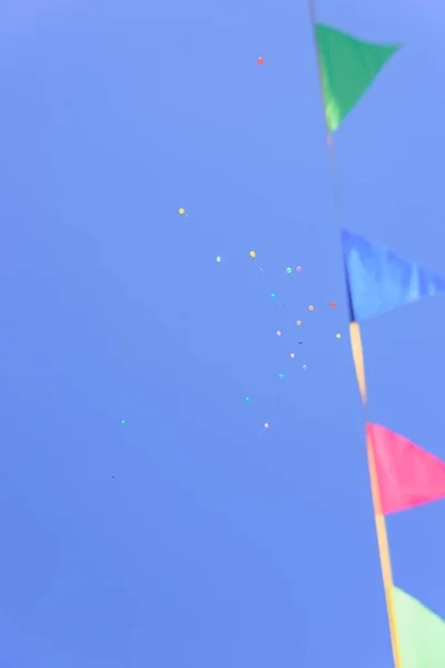 Ciel Bleu Des Ballons Hélium Dans Ciel Drapeaux Colorés Des — Photo