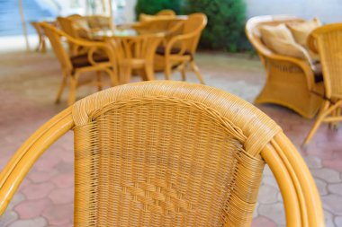 Hasır mobilya. Yaz teras restoran. Dekor. Doku hasır mobilya. Üzüm dokuma. Bahçe Mobilyaları. Doğal malzemeden yapılmış mobilya.