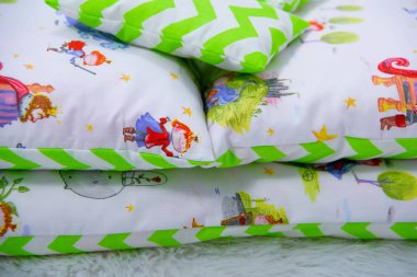 Yenidoğan için zarf. Yastıklar tamponlar. Bir bebek karyolası için yastık kümesi. Kumaş dokusu. Minder ve zarflar yeni doğan. Ortopedik yastık. Bebek battaniyesi. Odada mevcut yataklar kullanılıyorsa yenidoğan için ayarla.