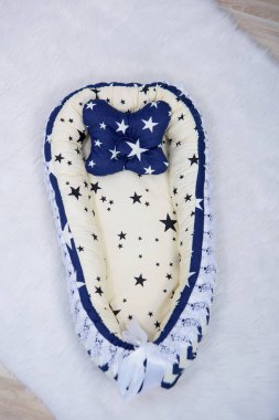 Ortopedik yastıklar yeni doğan. Yenidoğan için zarf. Yastıklar tamponlar. Bir bebek karyolası için yastık kümesi. Kumaş dokusu. Kenarlarına beşik içinde yastık. Ortopedik yastık.