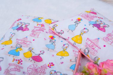 Yenidoğan için yastık. Battaniye ve yastık yeni doğan. Kumaş dokusu. Yastıklar tamponlar. Kenarlarına beşik içinde yastık. Gül buketi. Prenses kumaş üzerine baskı.