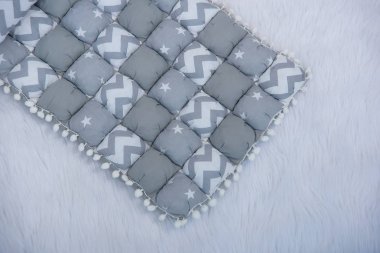 Yenidoğan için yastık. Battaniye ve yastık yeni doğan. Kumaş dokusu. Yastıklar tamponlar. Kenarlarına beşik içinde yastık. Yazdırma zikzak yıldız.