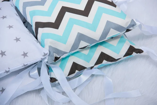 新生儿的枕头 枕头保险杠 一套婴儿床的枕头 织物的纹理 用熊和星星打印 婴儿床里枕头的两侧 — 图库照片