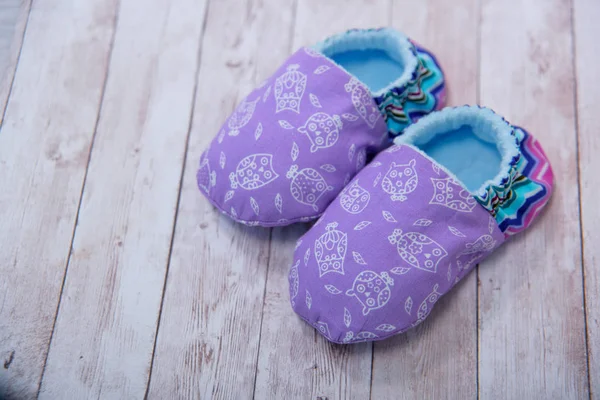 Hausschuhe Aus Stoff Für Neugeborene Schuhe Aus Material Lila Booties — Stockfoto