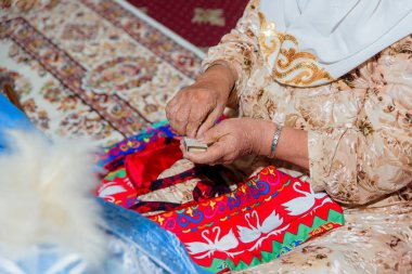 Kazak Ulusal beşiği. Gelenek ve görenekleri. Ahşap beşik. Koltuk altlna çocuk atma töreni. Ninni çöpçatanlık Kazaklar içinde. Kazak cradle denilen: Besik.