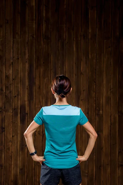 Una Chica Uniforme Pared Está Forrada Madera Chica Está Pie — Foto de Stock