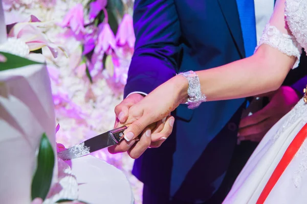 Azerbajdzsáni Nemzeti Esküvő Férj Feleség Vágni Esküvői Torta Vörös Szalag — Stock Fotó