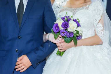 Düğün töreni. Karı ve koca. Gelin düğün buket tutuyor. Beyaz dantel elbise. Düğün. Taze çiçekler buket.