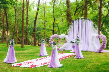 Dekorasyon açık havada düğün töreni. Dekor taze çiçekler ile. Sunak düğün. Çiçekler'Arch. Yeşil ağaç. Ancak, çiçek kalplerinde. Doğa.