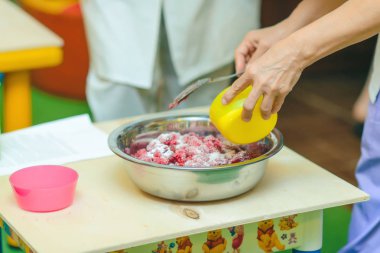 Berry reçel hazırlanması. Yemek pişirmek için metal fırın tepsisine. Ahududu ve kiraz bardak. Çilek bir tavada. Fincan şeker. Şeker için çilek ekleme.