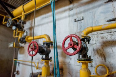 Borular metal vanaları. Borular ve vanalar. Karbondioksit üretim tesisi. Renksiz bir gaz. Gaz offtake. Sanayi. Teknik gazlar üretimi için bitki. Metal işi.