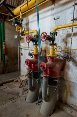 Borular metal vanaları. Borular ve vanalar. Karbondioksit üretim tesisi. Renksiz bir gaz. Gaz offtake. Sanayi. Teknik gazlar üretimi için bitki. Metal işi.